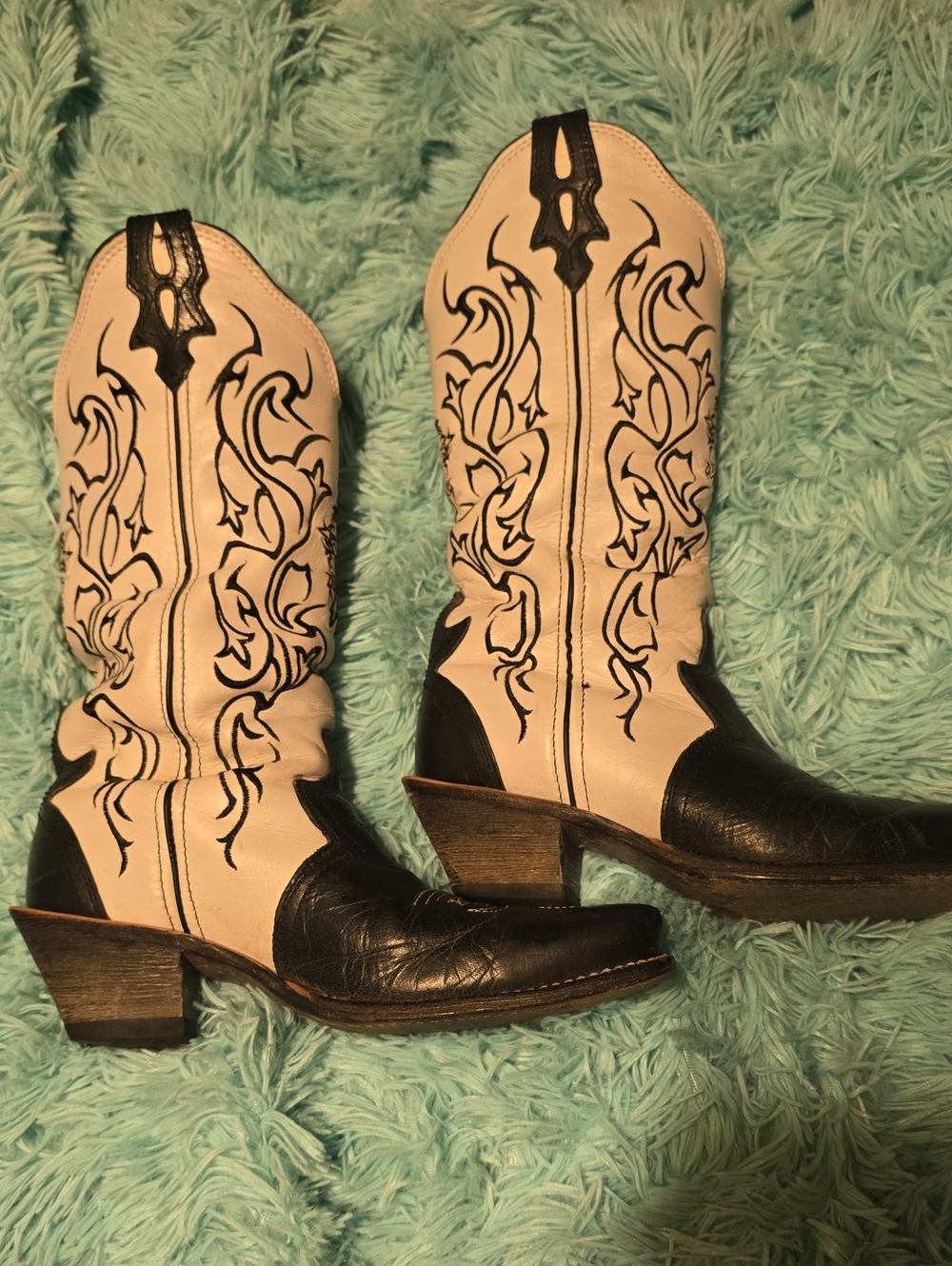 Women's Two-Tone Embroidered Western Boots - Black & Cream